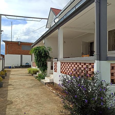 Chez Jeanne Chambre D'Hote أنتاناناريفو المظهر الخارجي الصورة